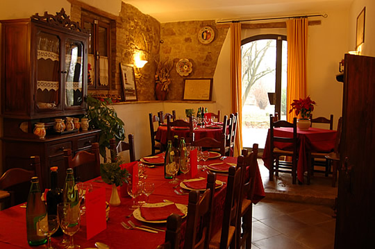 sala da pranzo decorata per le feste