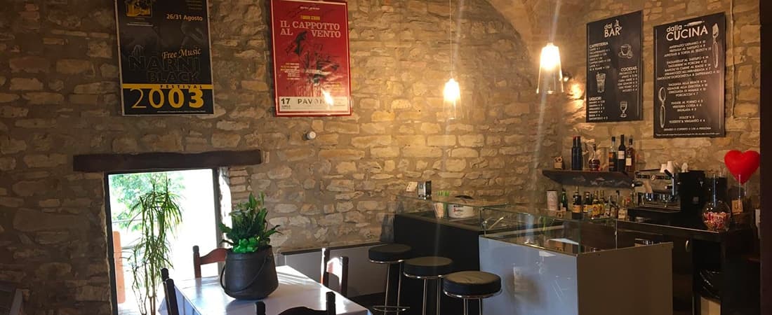 Sala del ristorante con mura in pietra viva e soffitti a volta